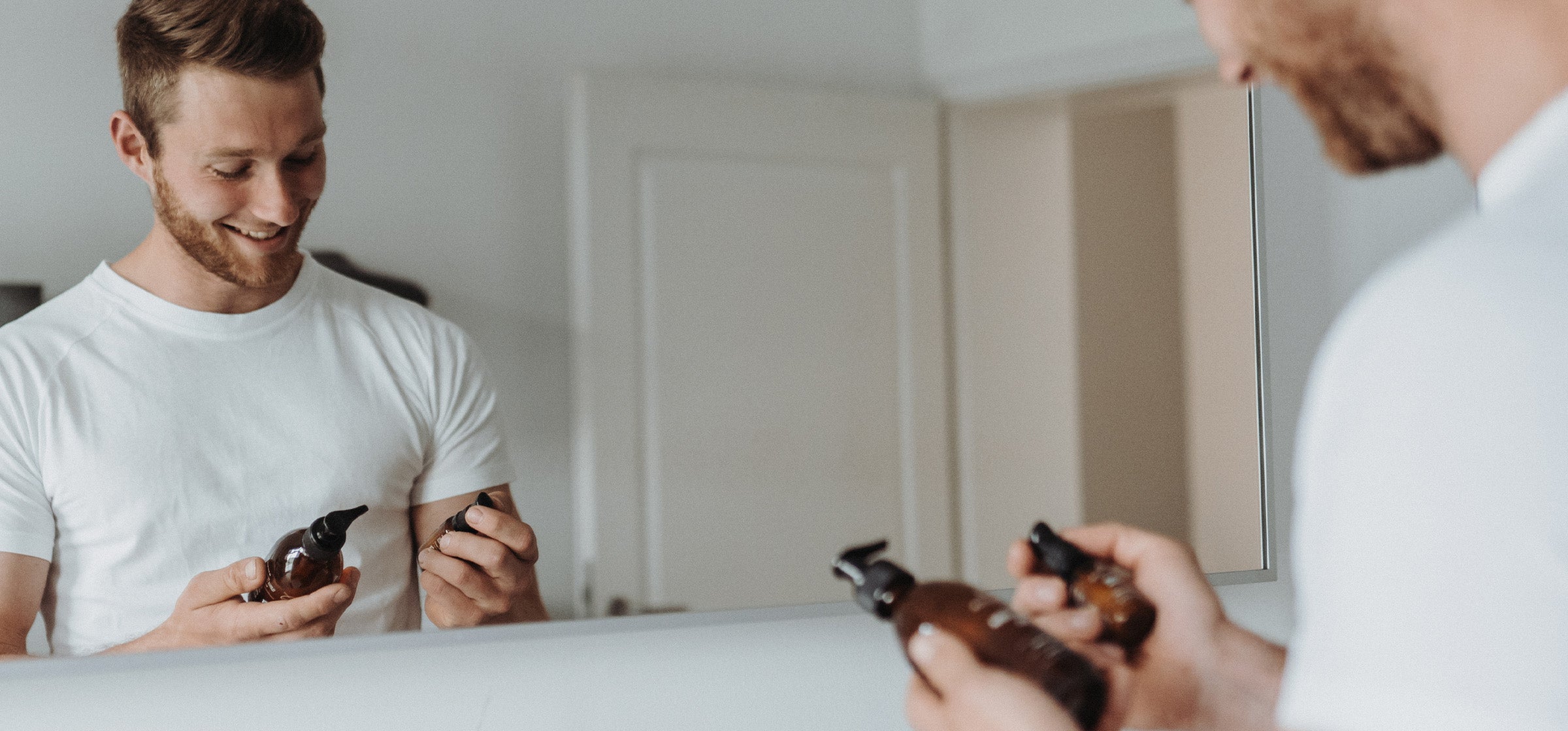 Mann im Bad schaut sich Junglück Produkte an