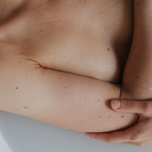 Hormone und unsere Haut: Wie verändert sich die Haut während des Zyklus?