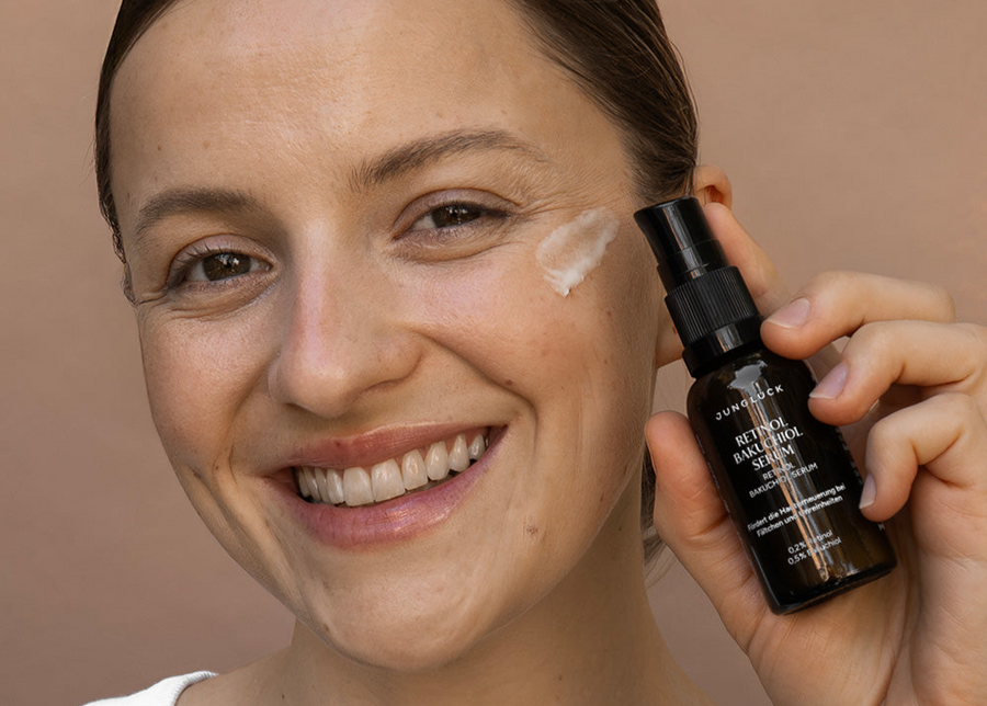 7 GRÜNDE, WARUM DAS NEUE RETINOL BAKUCHIOL SERUM DEINE WELL-AGING-PFLEGEROUTINE VERÄNDERT