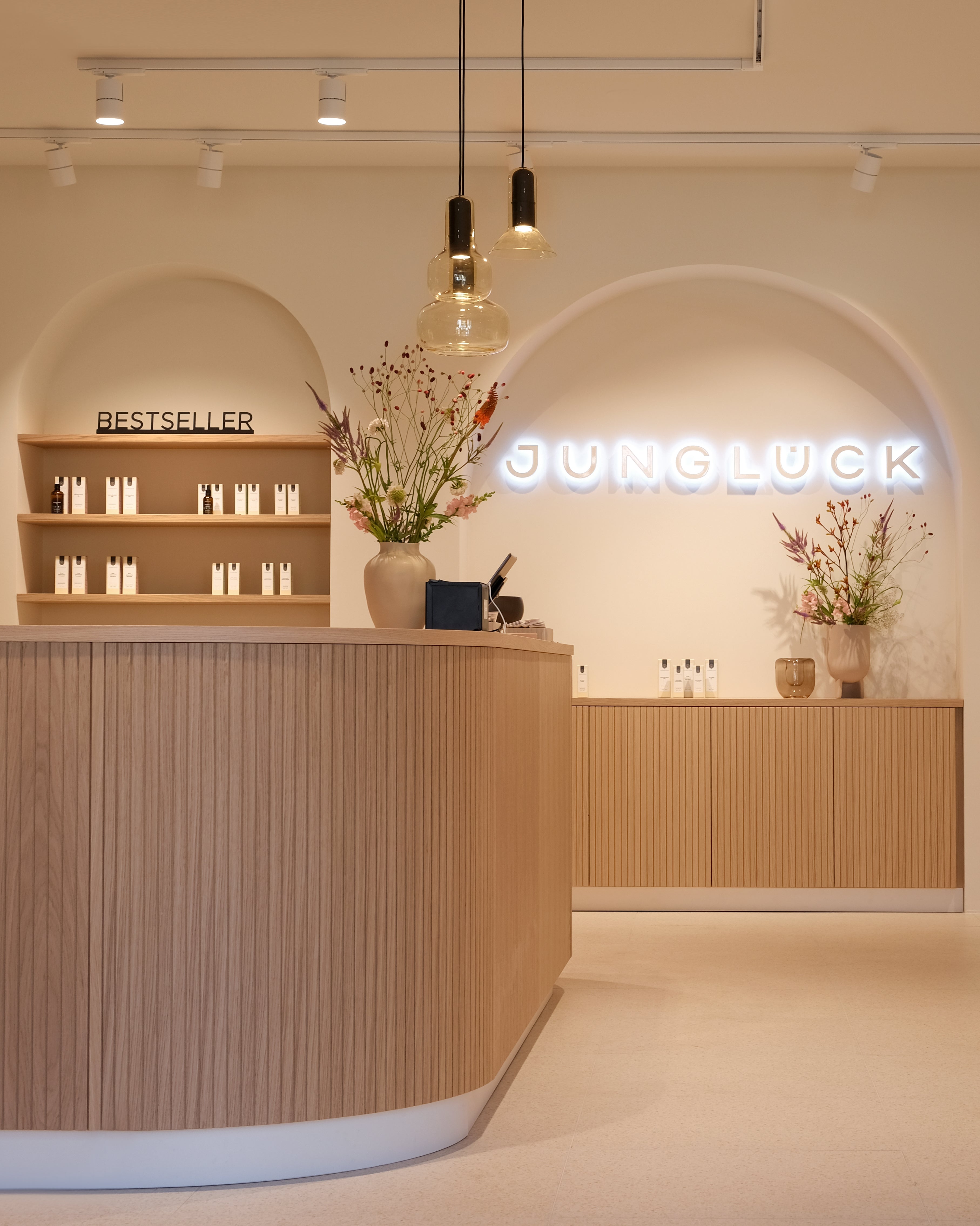 Junglück Store am Gärtnerplatz Tresen und Leuchtschild