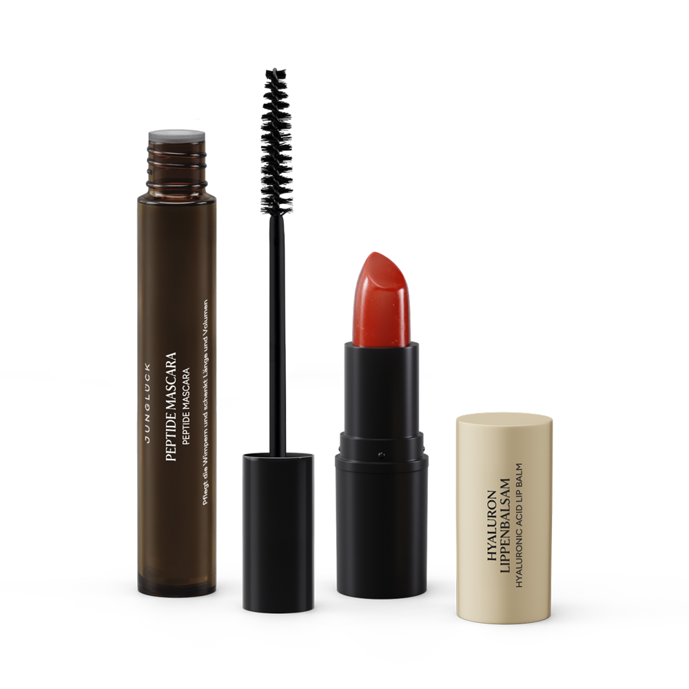Beauty Essentials-set met een bruine glazen fles voor peptidemascara, een zwarte mascaraborstel en rode lippenstift.