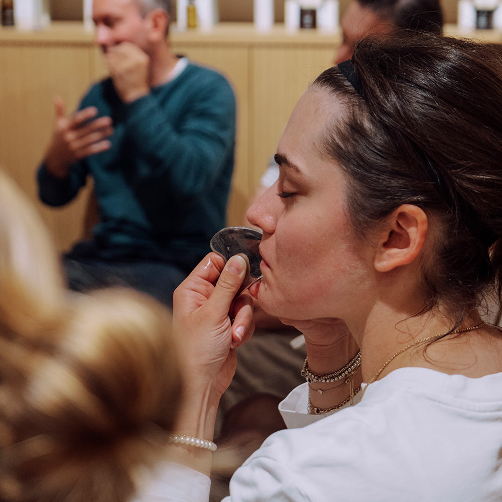 Lezione di yoga facciale