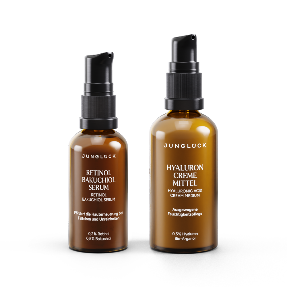 Zwei Braunglasflaschen mit Pumpverschluss, eine für Retinol Bakuchiol Serum und eine für Hyaluron Creme Mittel, auf freiem
