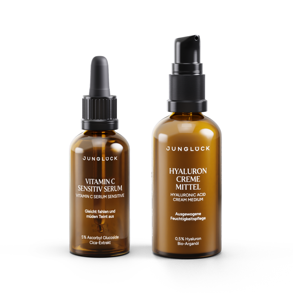 Zwei Braunglasflaschen: links das Vitamin C Sensitiv Serum, rechts die Hyaluron Creme Mittel.