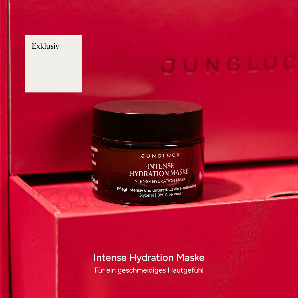 Braunglas jar der Intense Hydration Maske auf rotem Hintergrund, mit Textbeschreibung der Pflegewirkung.