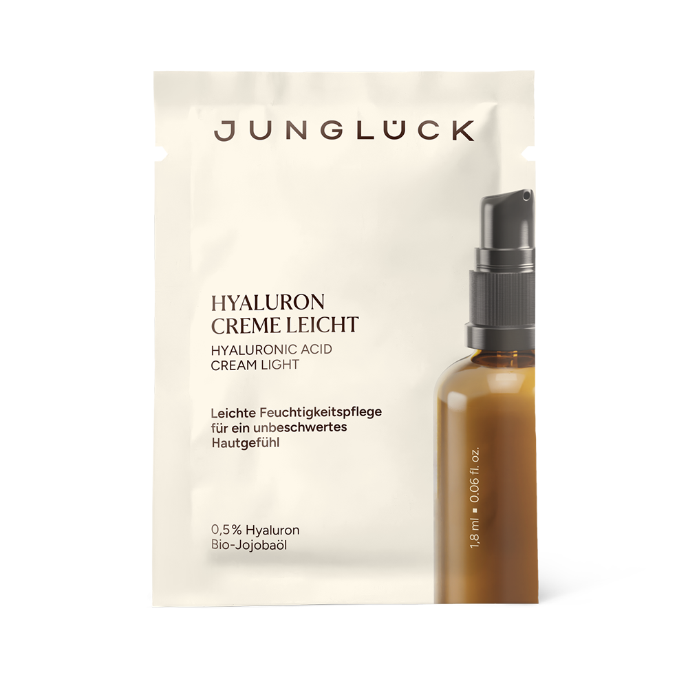 Zakje met ‘ Hyaluron Crème Light ’, 18 ml. Verpakkingsontwerp in neutrale tinten, met een doorzichtige pompdispenser op de achtergrond.